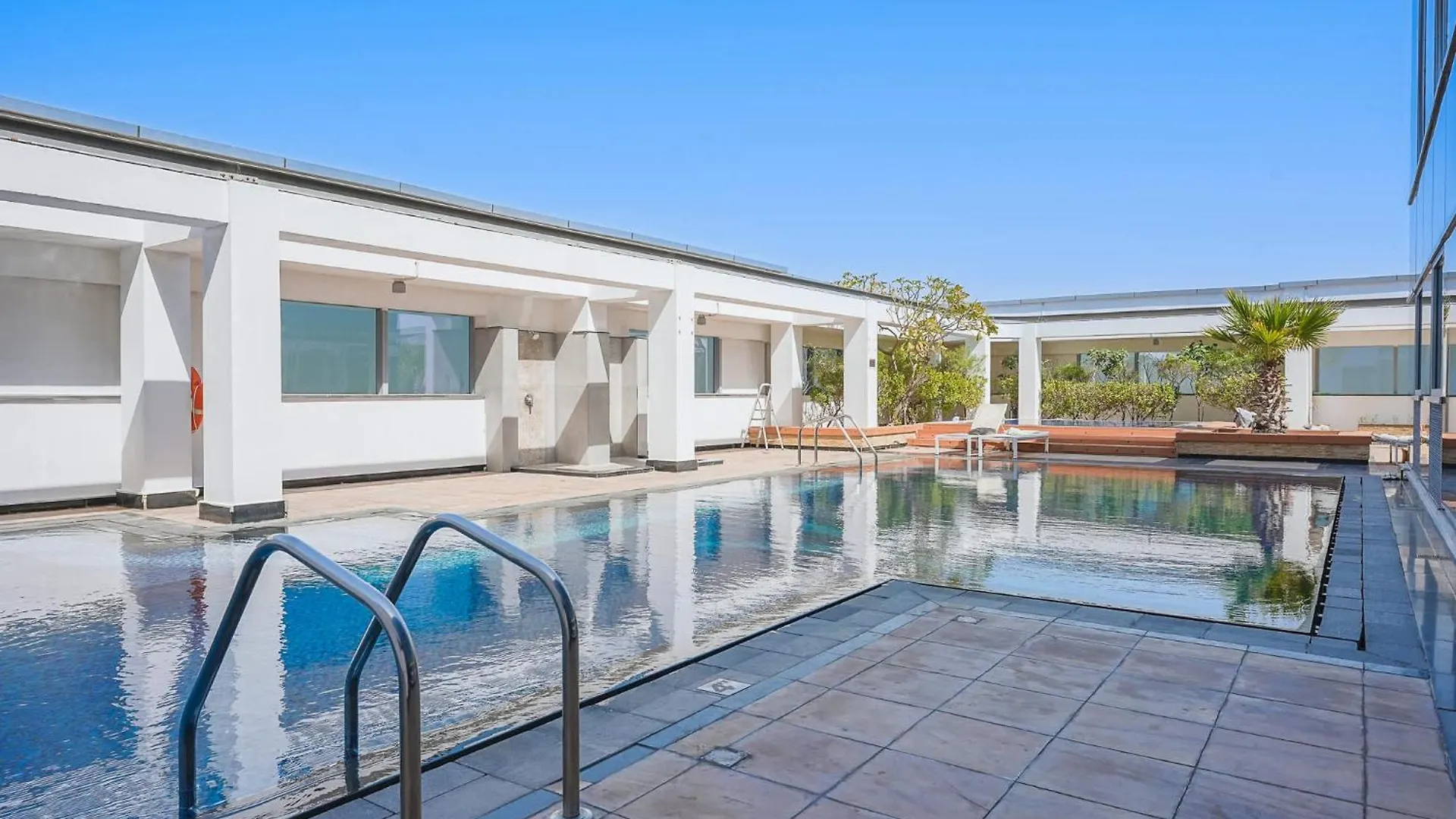 شقة Comfy 1 Bed In Sky Gardens Sleeps 4 With Pool دبي